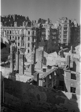 Panorama zniszczeń Śródmieścia w rejonie wylotu ulicy Szpitalnej na plac Napoleona