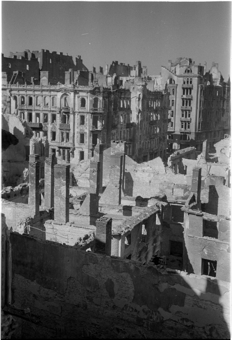Panorama zniszczeń Śródmieścia w rejonie wylotu ulicy Szpitalnej na plac Napoleona