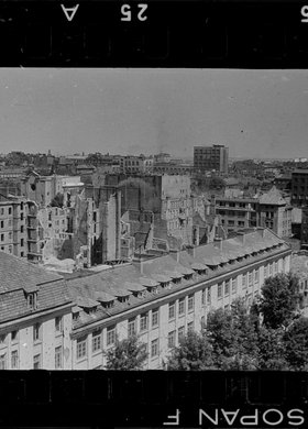 Budynek Zespołu Szkół przy ulicy Hożej 88 i panorama Śródmieścia