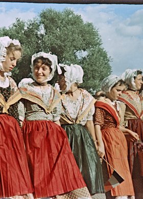 Uczestniczki V Światowego Festiwalu Młodzieży i Studentów podczas pochodu w Alejach Ujazdowskich