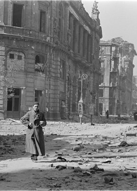 Powstaniec idący ulicą Jasną