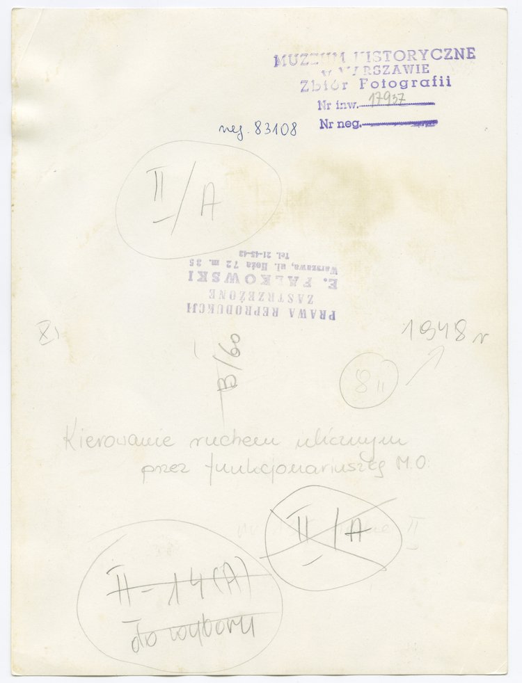 Portret milicjantki Leokadii Krajewskiej kierującej ruchem drogowym