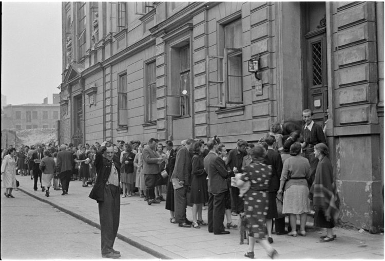 Kolejka ludności cywilnej pod domem Zgromadzenia Sióstr Miłosierdzia św. Wincentego a Paulo