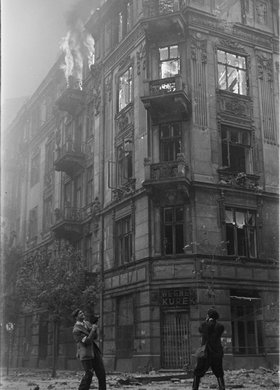 Operatorzy filmowi podczas dokumentowania pożarów na ulicy Jasnej