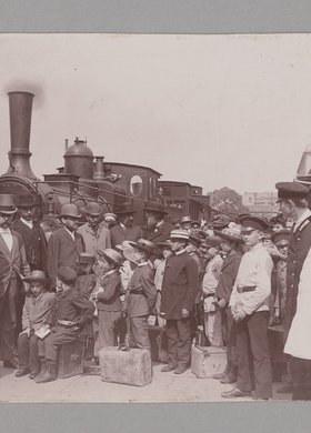 Wyjazd chłopców na kolonie letnie ze stacji kolei Warszawsko-Wiedeńskiej