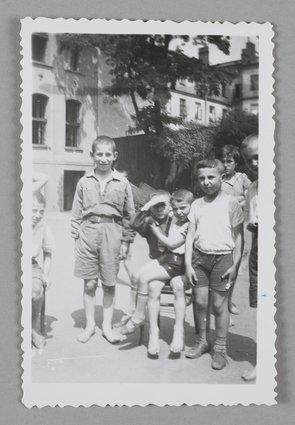 Fotografia przedstawiająca wychowanków Domu Sierot