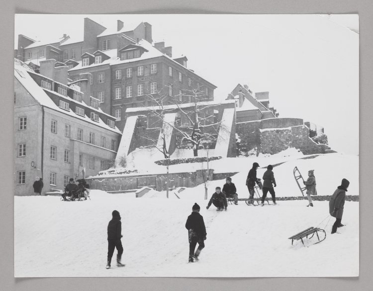 Zabawy na śniegu pod murami obronnymi Starego Miasta
