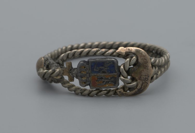 Pierścionek z symbolami patriotycznymi