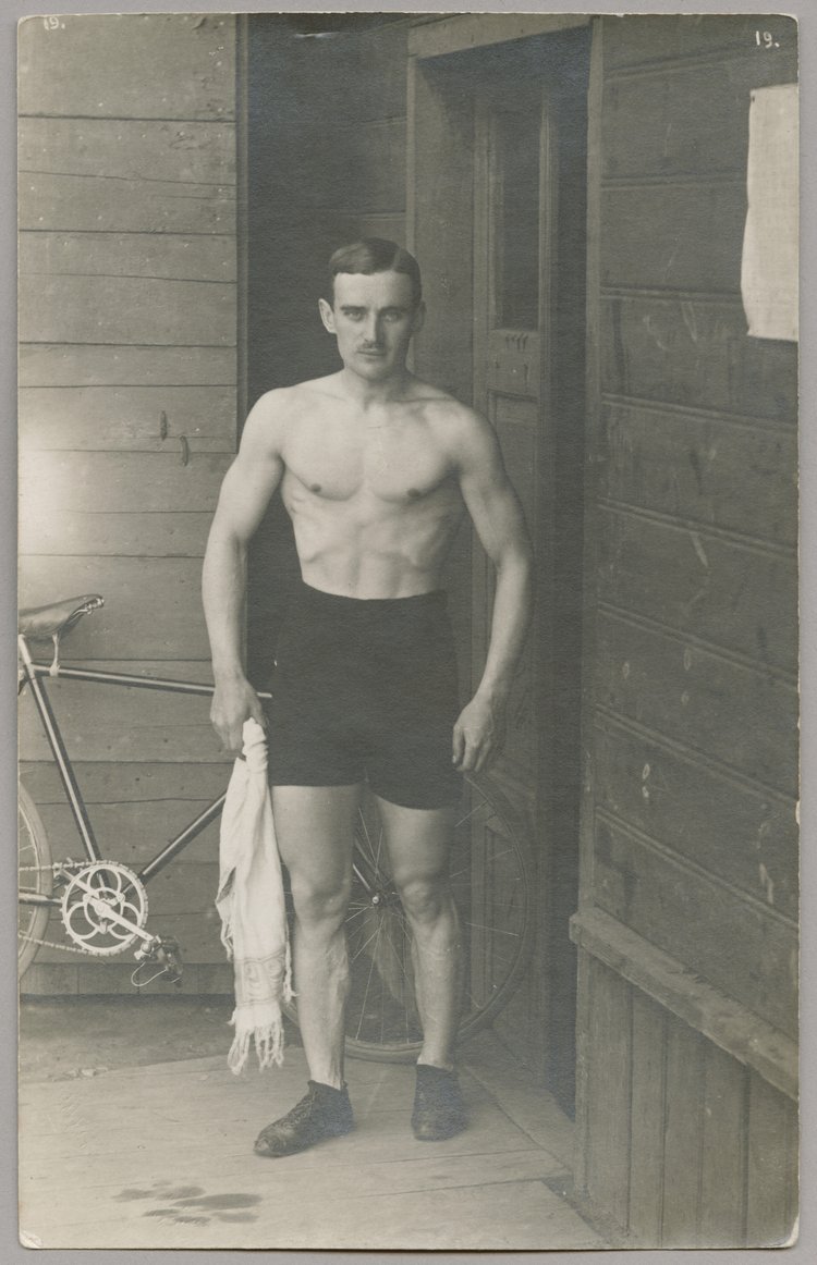 Portret Tadeusza Lenartowicza przed szatnią na Dynasach