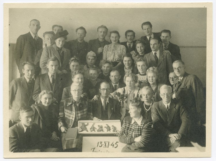 Stanisław Żaryn w otoczeniu współpracowników z Wydziału Architektury Zabytkowej Biura Odbudowy Stolicy