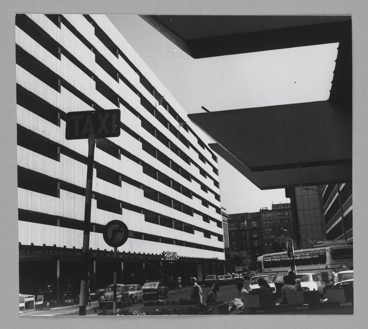 Ulica Parkingowa i tyły hotelu Forum