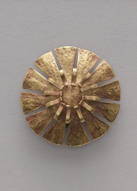 Broszka mosiężna w kształcie dwunastopłatkowego kwiatu