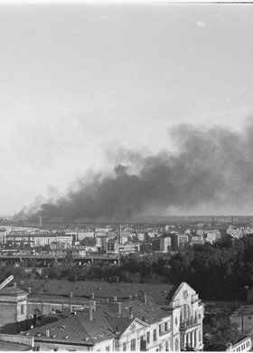 Panorama Powiśla i dymy pożarów nad miastem
