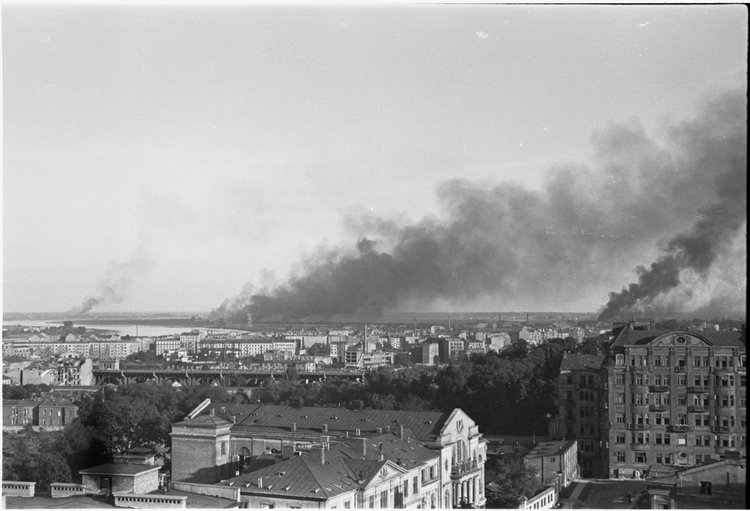 Panorama Powiśla i dymy pożarów nad miastem