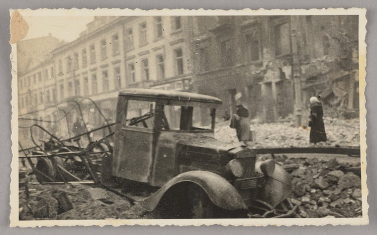 Spalona ciężarówka na Nowym Świecie