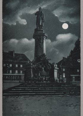 Pomnik Adama Mickiewicza nocą