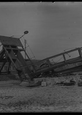 Infrastruktura kolejowa na Pradze zniszczona przez wycofujących się Rosjan w 1915