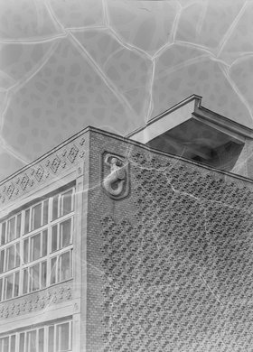 Szkoła u zbiegu ulic Zwycięzców i Katowickiej, fragmet elewacji budynku