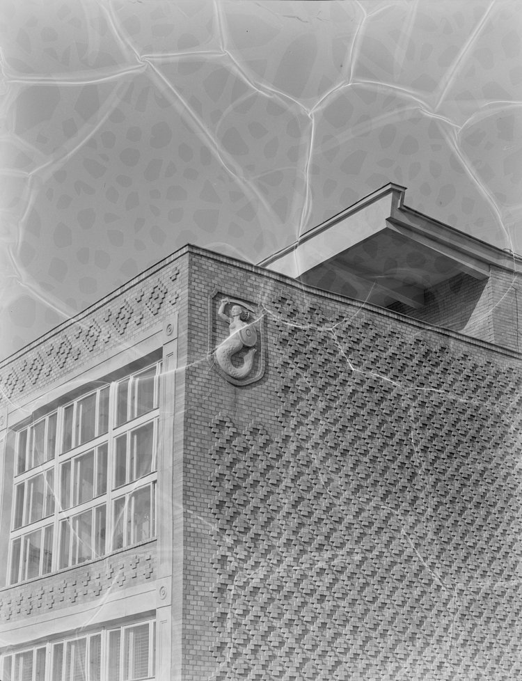 Szkoła u zbiegu ulic Zwycięzców i Katowickiej, fragmet elewacji budynku