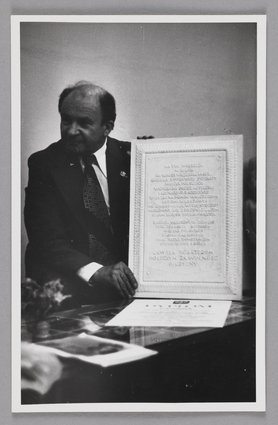 Jerzy Chojnacki trzymający projekt tablicy na pomniku