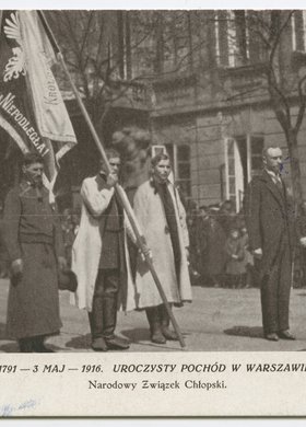 Uczestnicy pochodu zorganizowanego w rocznicę uchwalenia Konstytucji 3 Maja