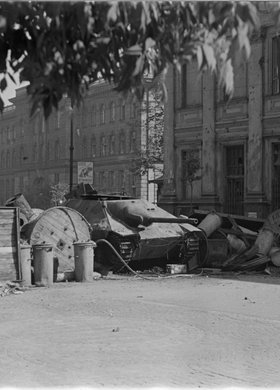 Niemieckie działo pancerne na barykadzie