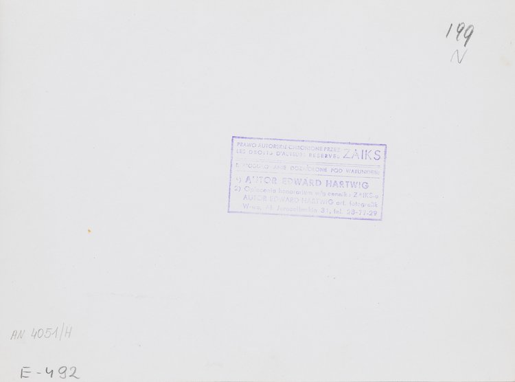 Widok zbiegu ulicy Kruczej i Alej Jerozolimskich w nocnym oświetleniu