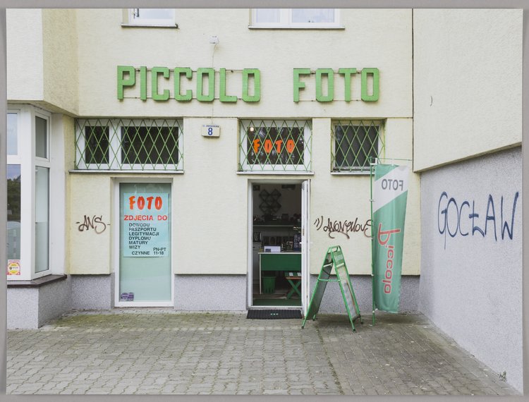 Zakład fotograficzny Piccolo Foto przy ulicy gen. Romana Abrahama 8, z cyklu "Fotograf Warszawski"