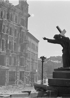 Figura Chrystusa dźwigającego krzyż przed kościołem św. Krzyża