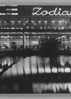 Zodiak Bar at night