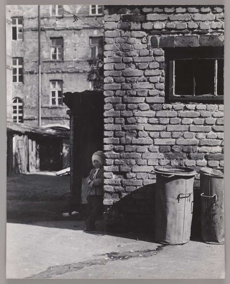 Dziecko na podwórzu przy ulicy Strzeleckiej 31