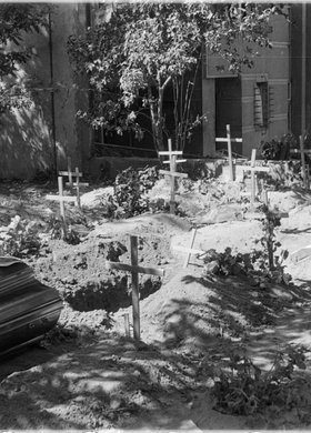 Cmentarz powstańczy w ogrodzie na tyłach posesji przy ulicy Mazowieckiej 9