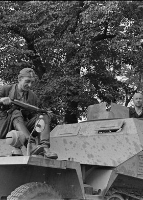 Powstańcy w zdobytym transporterze