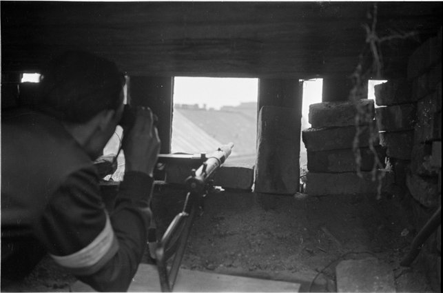 Powstaniec na stanowisku obserwacyjnym