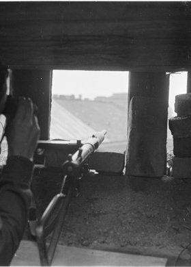 Powstaniec na stanowisku obserwacyjnym