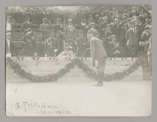 Powitanie marszałka Józefa Piłsudskiego na zawodach kolarskich na Dynasach