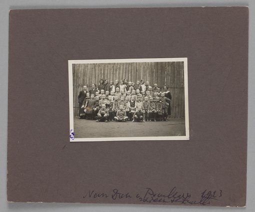 Fotografia przedstawiająca Marię Falską i Janusza Korczaka (Henryka Goldszmita) z dziećmi i wychowawcami w Naszym Domu