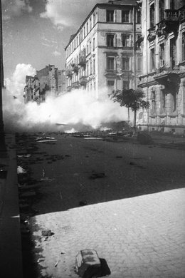 Obracająca się w gruzy kamienica przy ulicy Poznańskiej 24