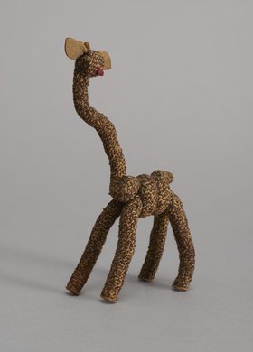 Maskotka żyrafa wykonana przez więźniarkę Kamilę Żukowską, ps. Kama w więzieniu na Pawiaku