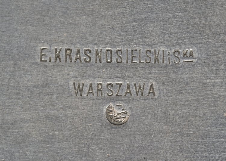 Cukiernica skrzynkowa z irysem