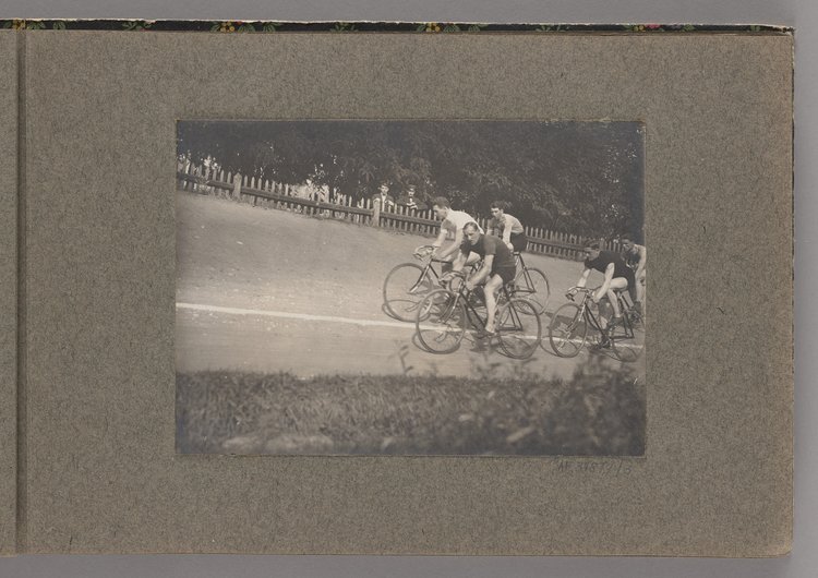 Album z fotografiami cyklistów na Dynasach