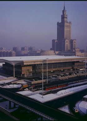 Dworzec Centralny i Pałac Kultury i Nauki zimą