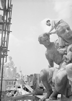 Budowa MDM (Marszałkowskiej Dzielnicy Mieszkaniowej), prace przy grupach rzeźb zdobiących budynki