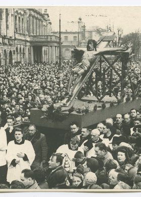 Procesja na Krakowskim Przedmieściu, powrót cudownej figury Jezusa do odbudowanej katedry św. Jana