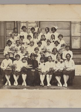 Portret zbiorowy uczennic Gimnazjum Żeńskiego Humanistycznego Władysławy Lange wraz z przełożoną