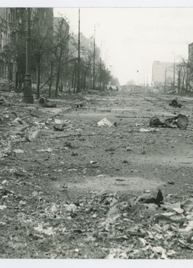 Powstanie warszawskie. Przedpole barykady w Alejach Jerozolimskich