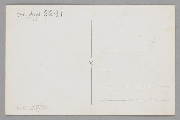 Fotografia przedstawiająca dzieci przed budynkiem Naszego Domu