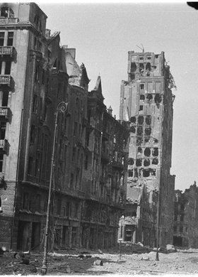 Zniszczenia zabudowy przy placu Napoleona