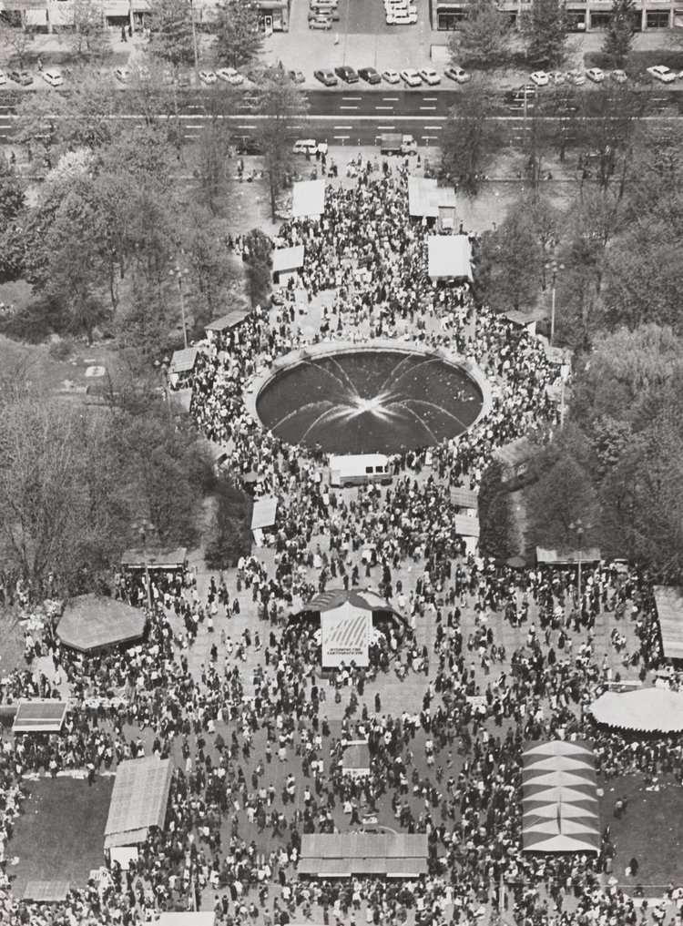 Widok z Pałacu Kultury i Nauki na park Świętokrzyski