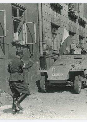 Powstańcy w zdobytym transporterze na ulicy Mikołaja Kopernika